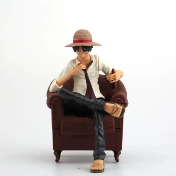 FIGURA DE AÇÃO LUFFY SENTADO NO SOFA - ONE PIECE